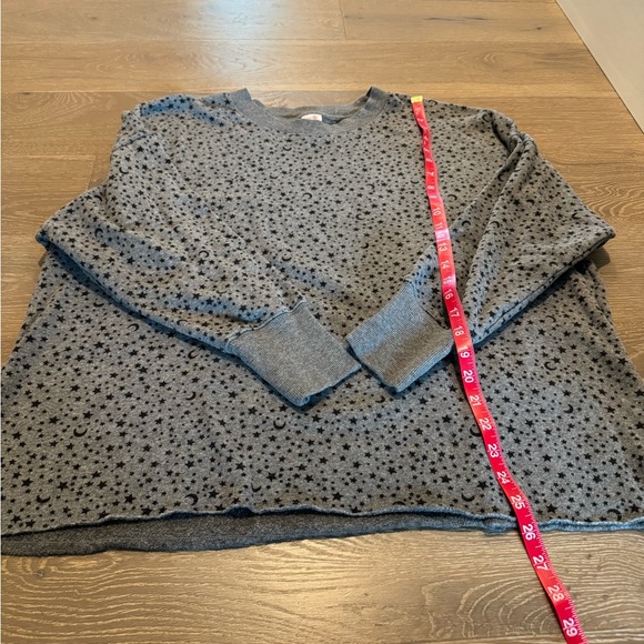 •Bundle of 2 Sweatshirts• - Picture 5 of 11